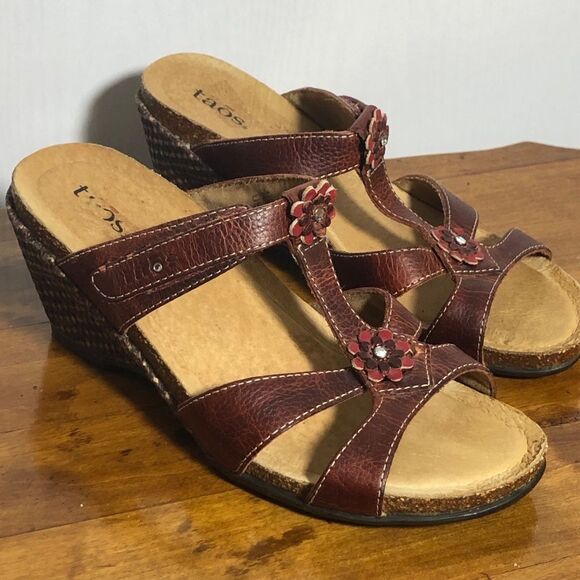 Taos Sandals Womens 7 Red Brown Tender Wedge Leather Slip On Flower Rhinestone - Picture 1 of 13
